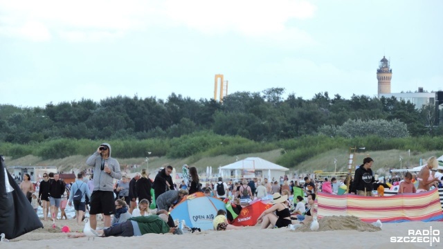 Kurtki, polary i parawany, to ostatnio obowiązkowy zestaw plażowicza. Mino, że to środek lata, temperatura w szczycie osiąga 22 stopnie. W wypoczynku przeszkadza też chłodny wiatr.