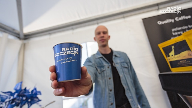 W środę budziliśmy nie tylko muzyką i humorem - od rana Radio Szczecin zapraszało na kawę. W naszym letnim studiu przed siedzibą rozgłośni serwował ją barista - Michał Żmuda z Qualia Cafe.
