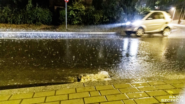 Blisko 2 tysiące 600 interwencji przeprowadzili strażacy po ulewnych deszczach, jakie przeszły głównie nad Polską południową. Tylko od północy do godziny 10 odnotowano około 900 wezwań.