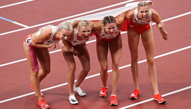Natalia Kaczmarek, Iga Baumgart-Witan, Małgorzata Hołub-Kowalik i Justyna Święty-Ersetic zostały wicemistrzyniami olimpijskimi w sztafecie 4x400 m.