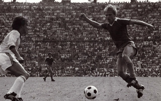 Legenda Pogoni Szczecin tłumaczy słabą skuteczność napastników. Adam Kensy, były kapitan granatowo-bordowych mówił w audycji Halo, Stadion, że statystyki tych najbardziej wysuniętych graczy na boisku są mocno uzależnione od gry pomocników.