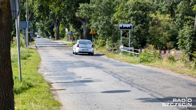 Rozpoczyna się długo oczekiwana przez kierowców wymiana nawierzchni na drodze między Ustowem a Smętowicami. Przebudowa rusza we wtorek i zostanie podzielona na trzy etapy.