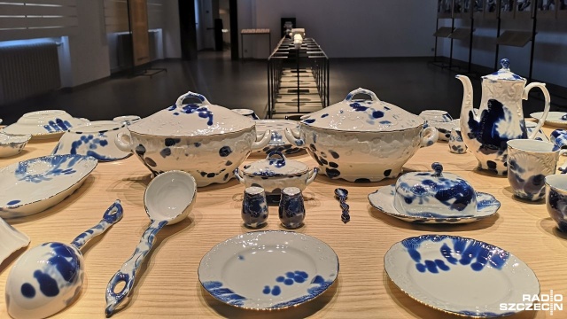 Niebieskie wzory na białym naczyniu to odciski ludzkich palców i dłoni, powstawały podczas wyrabiania porcelany, zanurzone najpierw w kobalcie dały niezwykły efekt połączenia bieli z niebieskim. Zbiór tej oryginalnej porcelany można obejrzeć na wystawie w Berlinie.