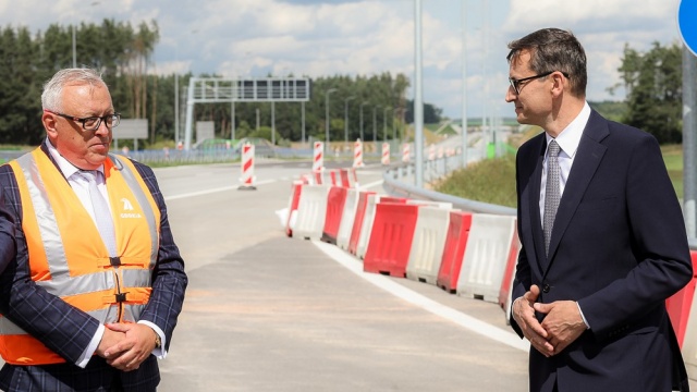 Minister infrastruktury Andrzej Adamczyk powiedział, że rządowy plan budowy dróg do 2030 roku obejmuje także działania zwiększające bezpieczeństwo na drogach.