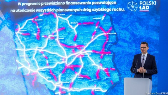 Premier Mateusz Morawiecki powiedział, że rządowy program budowy dróg poprawi polską infrastrukturę i przyciągnie do kraju nowe inwestycje.