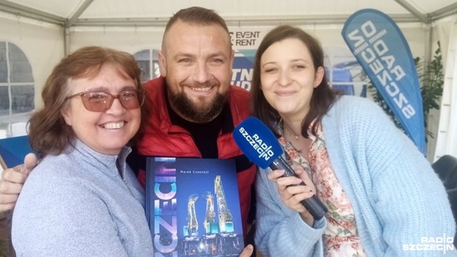 Zazwyczaj to my wręczamy wam upominki - dzisiaj role się odwróciły. Od rana - w naszym letnim studiu - przed siedzibą Radia Szczecin - rozdawaliśmy wam albumy oraz przewodniki po Szczecinie i regionie od wydawnictwa Zapol, ale... sami też dostaliśmy miły upominek.