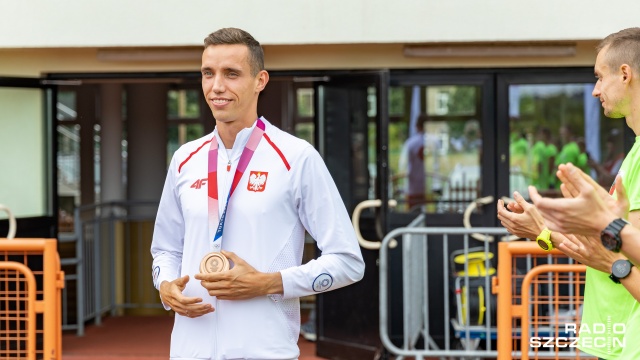 Przed igrzyskami nie był wymieniany w gronie faworytów. Był raczej czarnym koniem. Dzięki swojemu uporowi i konsekwencji w dążeniu do celu, teraz przywozi brązowy medal na dystansie 800 metrów.