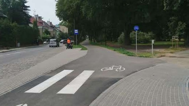 Milion złotych kosztował remont ul. Spokojnej w Stargardzie. W ramach prac powstało tu 650 metrów ścieżki rowerowej, nowe chodniki czy zatoka autobusowa. Pojawiło się również oświetlenie i zieleńce.