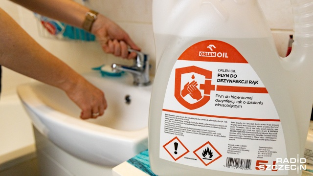 Ponad 100 milionów złotych przeznaczono na zakup stacji dezynfekujących i mierzących temperaturę, które trafią do szkół. Informację taką przekazał wiceminister edukacji i nauki Dariusz Piontkowski w trakcie posiedzenia sejmowej komisji edukacji, nauki i młodzieży.