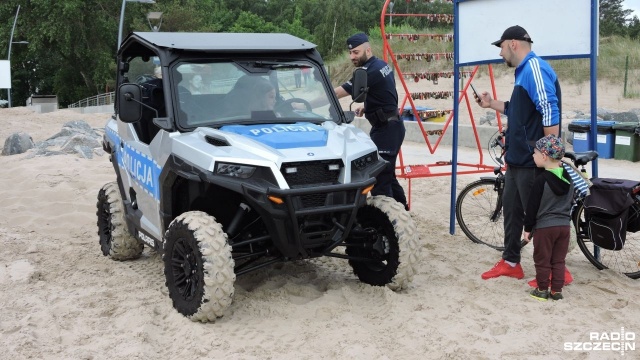 Przed ratownikami na nadmorskich kąpieliskach jeszcze trzy tygodnie dyżurowania. Ci ze świnoujskiej plaży zauważają, że w tym roku jest mniej zaginięć dzieci. Niestety, nie wszystkie problemy znikają.
