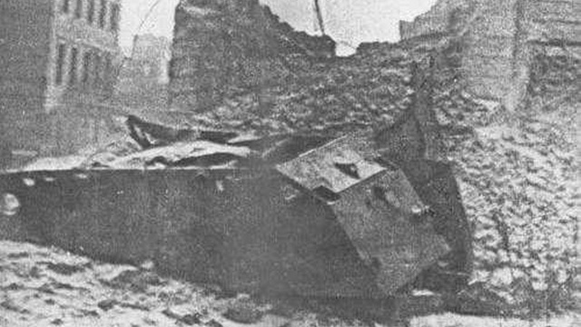 77 lat temu, 13 sierpnia 1944 roku, powstańcy warszawscy przechwycili niemiecki pojazd opancerzony, który po przejechaniu barykady wybuchł, zabijając co najmniej 300 osób.