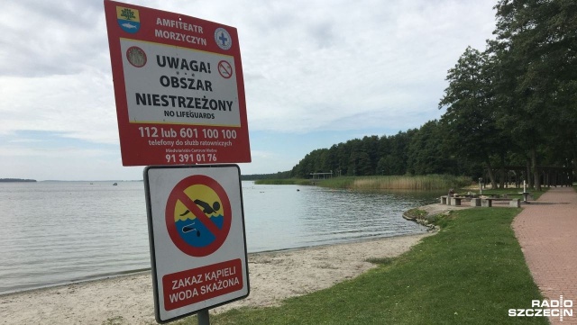 Zakaz kąpieli w Jeziorze Miedwie utrzymany. Również na plaży w Morzyczynie i Zieleniewie w czwartek zaobserwowano sinice.