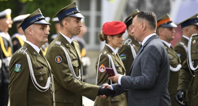 W przededniu 101. rocznicy Bitwy Warszawskiej minister obrony narodowej Mariusz Błaszczak wręczył żołnierzom odznaczenia.