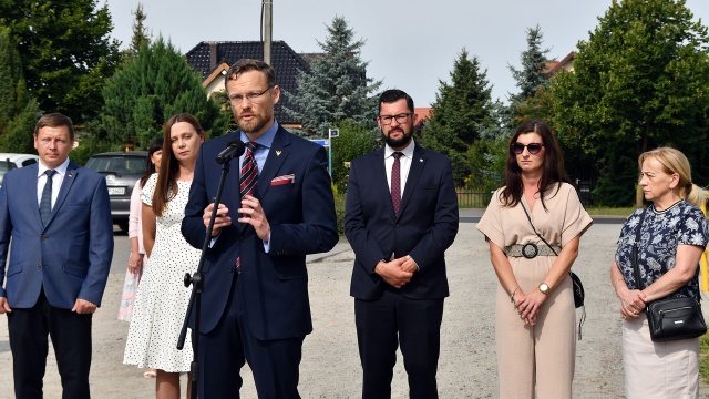 Ponad sto milionów złotych trafi do zachodniopomorskich samorządów na budowy, modernizacje oraz remonty dróg gminnych i powiatowych w ramach Rządowego Funduszu Rozwoju Dróg - zapowiedział, podczas konferencji prasowej w Kobylance, wojewoda zachodniopomorski Zbigniew Bogucki.