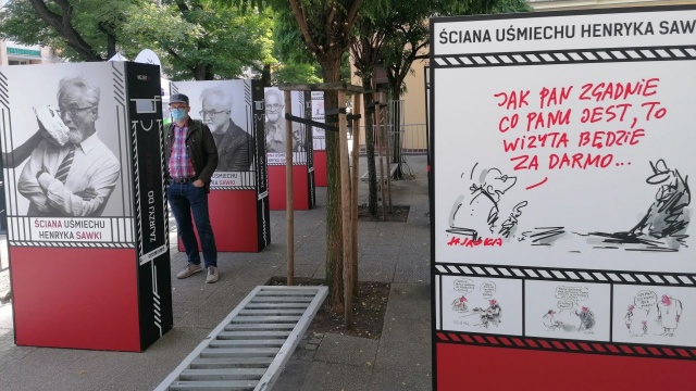 W miejscu kultowej Ściany Płaczu w Szczecinie stanęła Ściana Uśmiechu - to wystawa grafik Henryka Sawki.