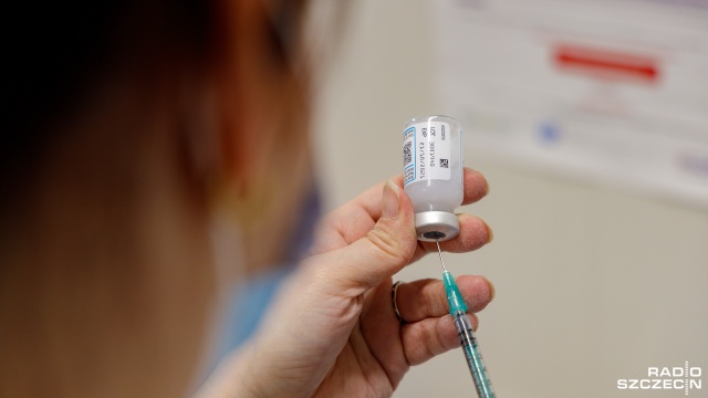 W ciągu minionej doby w Polsce wykryto 222 zakażenia koronawirusem. Od piątku zmarła jedna zakażona osoba. W szpitalach przebywa obecnie 359 pacjentów covidowych, tyle samo, co w piątek.