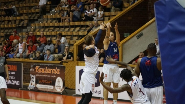 Zachodniopomorskie derby dla koszykarzy PGE Spójni - stargardzianie pokonali w niedzielę Kinga Szczecin 84:83 w meczu o 3. miejsce w turnieju o Puchar Prezydenta Słupska.