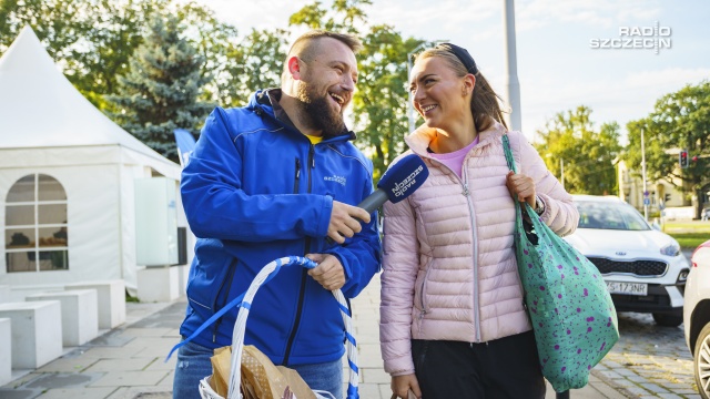 W ten chłodny poranek, rozgrzewaliśmy szczecinian świeżymi, słodkimi jagodziankami.