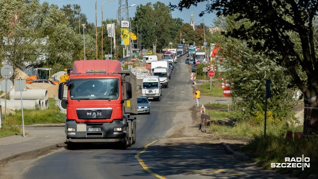 Większość kierowców jedzie jednym pasem ruchu, chociaż może dwoma. Szczecińscy urzędnicy tłumaczą nową organizację ruchu na Estakadzie Pomorskiej.