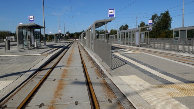 Tramwaje na nową pętlę przy ulicy Szafera pojadą pod koniec roku. Co prawda kierowcy mogą już przemieszczać się w obie strony od alei Wojska Polskiego, do ronda prowadzącego w kierunku Bezrzecza, ale tramwaje trafią tam dopiero za kilka miesięcy.