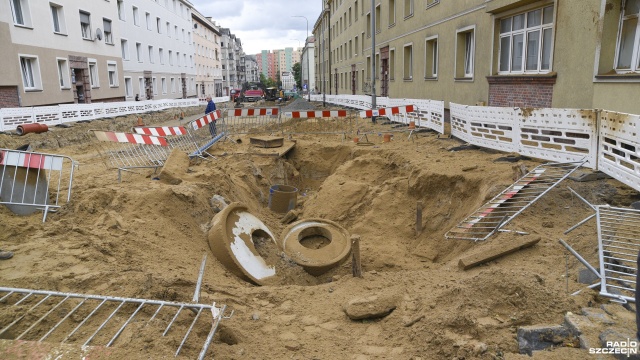 Głośny wybuch, fontanna ziemi i wybite szyby w pobliskim budynku. Doszło do eksplozji rurociągu pod ul. Boguchwały w Szczecinie.