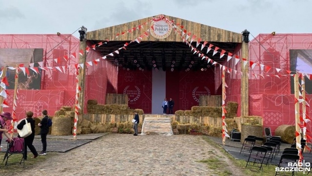 Do późnych godzin wieczornych trwały ostatnie przygotowania do ogólnopolskich dożynek Wdzięczni Polskiej Wsi, które odbędą się w niedzielę w Bobolicach, pod patronatem premiera Mateusza Morawieckiego.