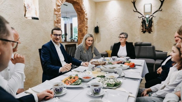 W drodze na ogólnopolskie dożynki do zachodniopomorskich Bobolic, premier Mateusz Morawiecki zjadł śniadanie z jedną z rodzin rolniczych.