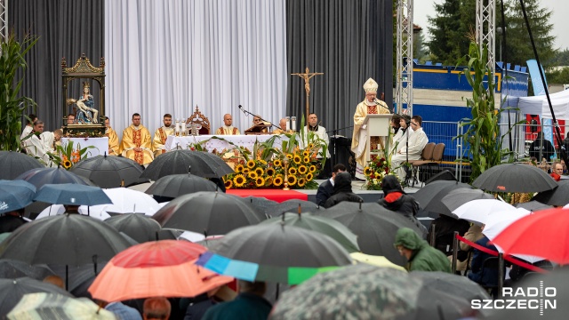 Mszą świętą zainaugurowano ogólnopolskie dożynki w Bobolicach. Z szacunkiem patrzymy na wasze ręce - mówił do rolników, podczas kazania, biskup archidiecezji koszalińsko-kołobrzeskiej Edward Dajczak.