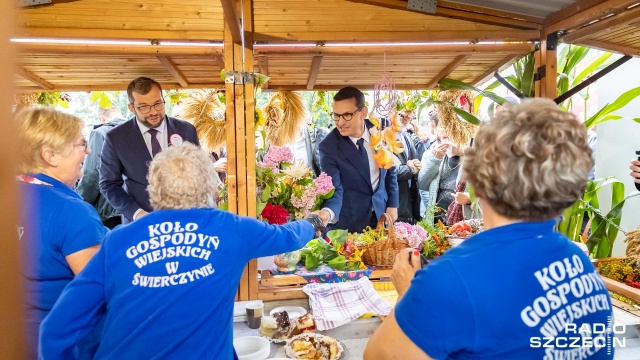 Na ogólnopolskich dożynkach w Bobolicach Mateusz Morawiecki odwiedził kilkadziesiąt stoisk, gdzie panie z kół prezentowały swoje wyroby.
