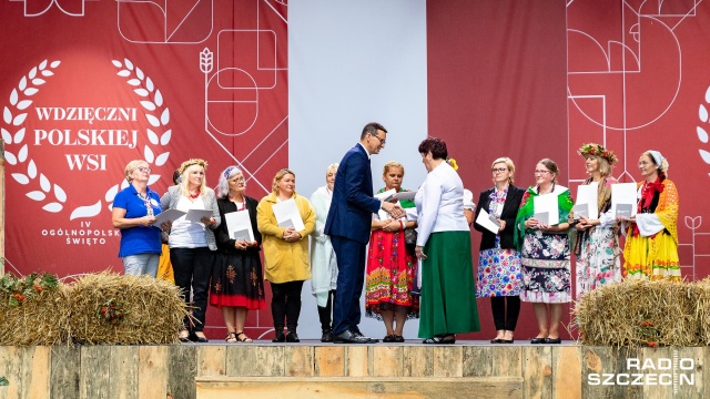 Podczas dożynek w Bobolicach za pielęgnowanie tradycji oraz przekazywanie ich przyszłym pokoleniom premier Mateusz Morawiecki wręczył Kołom Gospodyń Wiejskich medale 100-lecia Odzyskania Niepodległości.