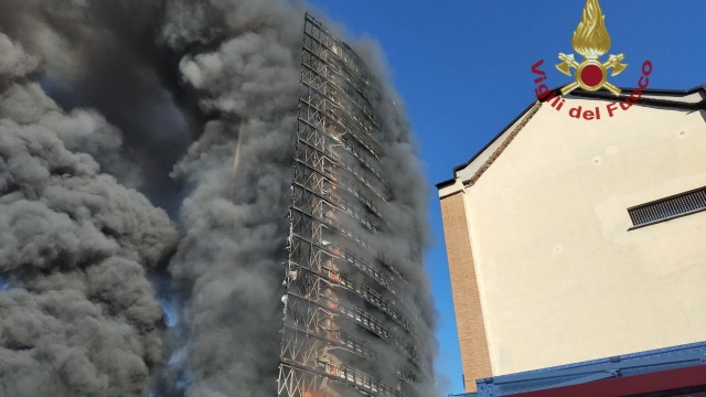W Mediolanie na północy Włoch w płomieniach stanął 15-piętrowy wieżowiec.