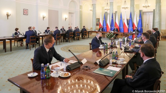 Lockdown nie jest przewidywany, ani w gospodarce, ani w szkołach - taką informację przekazał prezydent Andrzej Duda po posiedzeniu Rady Gabinetowej. Jak dodał, nie zostanie również wprowadzony obowiązek szczepień.