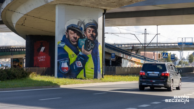 Chodzi o - prawdopodobnie - najbardziej znanych funkcjonariuszy w mieście - czyli bohaterów dużego muralu na filarze Trasy Zamkowej przy ulicy Jana z Kolna w Szczecinie.