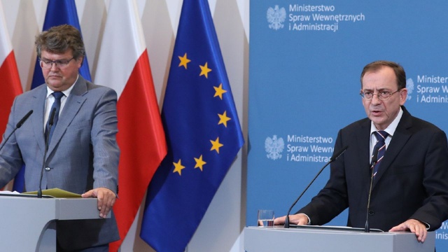 Minister spraw wewnętrznych i administracji, Mariusz Kamiński powiedział, że wprowadzenie stanu wyjątkowego w miejscowościach przygranicznych z Białorusią to działanie adekwatne do sytuacji. Prezydent Andrzej Duda podpisał rozporządzenie w tej sprawie.