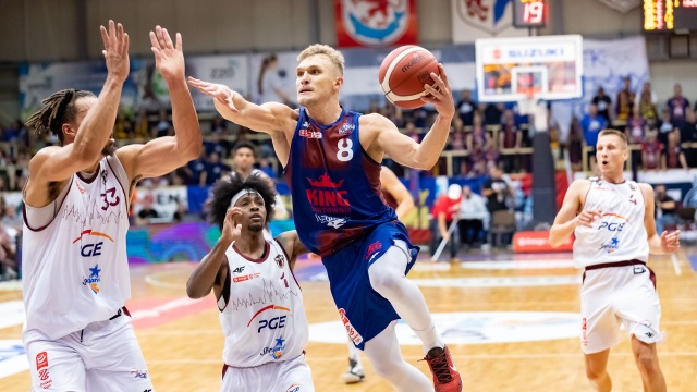 Koszykarze Spójni Stargard przegrali po dogrywce z Kingiem Szczecin 75:81 w spotkaniu 1. kolejki ekstraklasy.