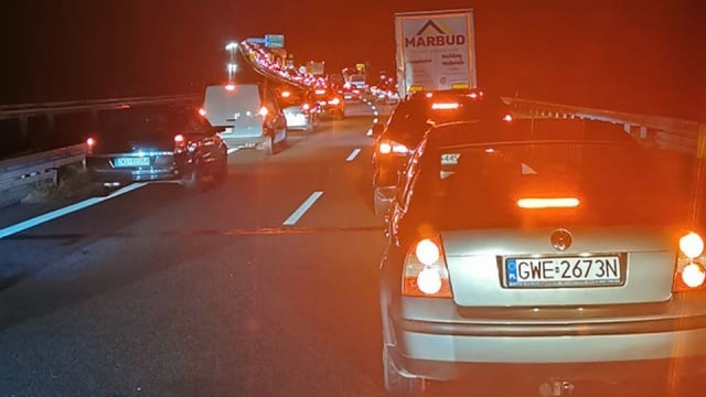Korek na autostradzie A6 w stronę Świnoujścia. Zaczyna się za Podjuchami i kończy za Węzłem Kijewo.