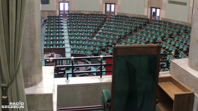 Sejm zajmie się w poniedziałek wnioskiem prezydenta Andrzeja Dudy w sprawie wprowadzenia stanu wyjątkowego na obszarze części województwa podlaskiego oraz części województwa lubelskiego.