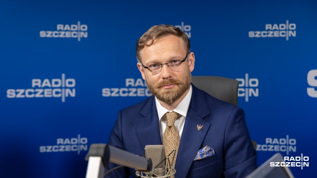 Prezydent Szczecina powinien martwić się problemem korków w mieście, a nie zajmować się polityką międzynarodową - oceniał w Rozmowach pod krawatem zachodniopomorski wojewoda Zbigniew Bogucki.