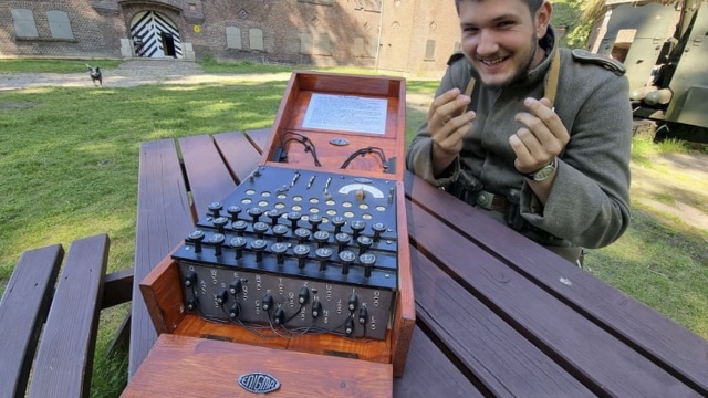 Enigma - maszyna szyfrująca z czasów drugiej wojny światowej znalazła się w kolekcji Fortu Gerharda w Świnoujściu. Ta informacja wzbudziła sporo emocji.