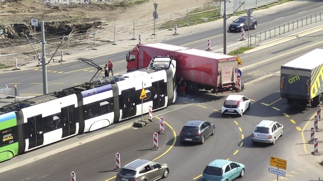 Wypadek na ulicy Energetyków w Szczecinie, gdzie tramwaj zderzył się z ciężarówką. Do zdarzenia doszło na rondzie w kierunku Portu. Nikomu nic się nie stało. Na obserwację do szpitala trafił motorniczy.