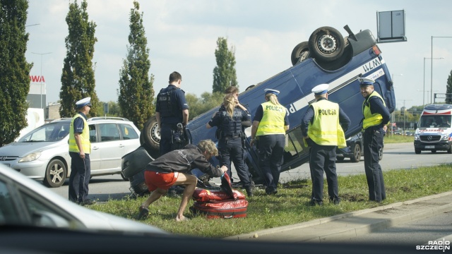 Radiowóz dachował na ulicy Hangarowej w Szczecinie.