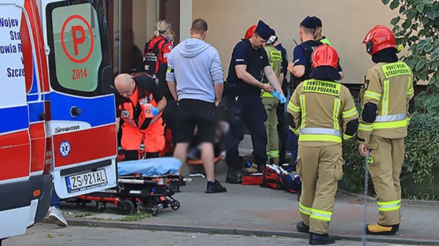 Strzelanina przed jednym z bloków w Świnoujściu. Z relacji świadków wynika, że postrzelony mężczyzna miał trzy rany w brzuchu.