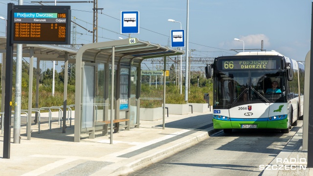 Miasto optymalizuje rozkłady i szuka oszczędności a mieszkańcy nie mogą się doczekać autobusu. Tak wygląda rzeczywistość dla mieszkańców Żydowiec i Klucza. Od początku września, linia 66 dojeżdża tam tylko w godzinach szczytu, a nie jak wcześniej przez cały dzień.