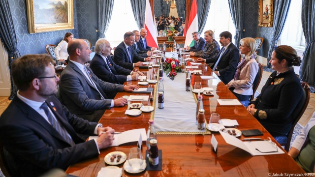 Prezydent Andrzej Duda został uhonorowany najwyższym węgierskim odznaczeniem państwowym - Krzyżem Wielkim Orderu Zasługi z Łańcuchem i Złotopromienną Gwiazdą.