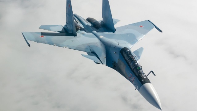 Rosyjscy piloci stacjonujący na samolotach Su-30SM przystąpili do dyżuru bojowego na Białorusi. Prowadzą go wspólnie z białoruskimi pilotami na lotnisku w Baranowiczach blisko polskiej granicy.