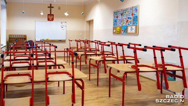 Ponad 130 uczniów ze Szkoły Podstawowej nr 1 imienia Kornela Makuszyńskiego w Wałczu przeszło na zdalne nauczanie. Pedagog, który prowadził z nimi zajęcia jest zakażony koronawirusem.
