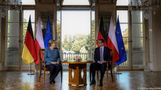 Niemiecka kanclerz w Warszawie. Angela Merkel rozpoczęła swoją wizytę od złożenia kwiatów przed Grobem Nieznanego Żołnierzy. W południe spotkała się z premierem Mateuszem Morawieckim.