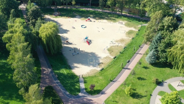 Ponad 180 tysięcy złotych będzie kosztować przebudowa placu zabaw w Sławnie. Za te pieniądze z placu przy Szkole Podstawowej nr 2 znikną stare zabawki, a pojawią się zupełnie nowe urządzenia dla maluchów.