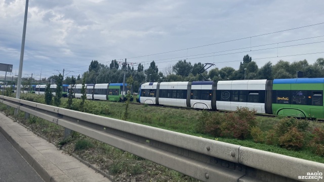 Na ulicy Hangarowej stoją tramwaje linii 7 i 8 w stronę Prawobrzeża.