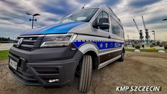 Nowy ambulans pogotowia ruchu drogowego dla szczecińskiej policji.